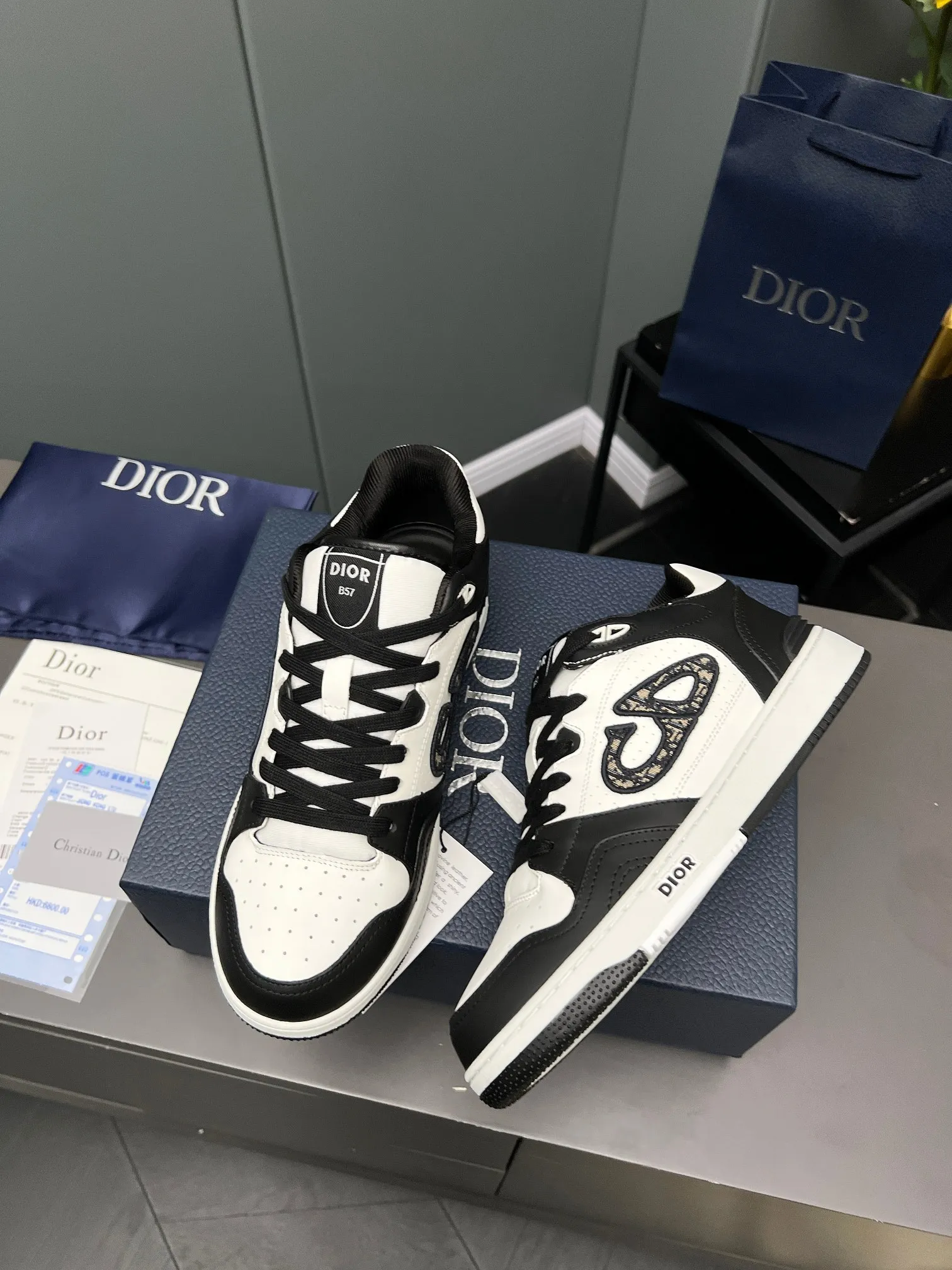 Men's Men's Shoes 💰600 Dior DiorB57 top version of low-top sneakers! ! ! Navy blue with beige smooth first-layer cowhide, fully oiled edges, T men's shoes 💰U outsole.  The 2024 autumn men's wear series has made a wonderful debut, a new classic item launched by Dior. Crafted from smooth first-grain cow leather in navy blue and beige, it's accented by a large leather heat-stamped CD logo on the sides. The distinctive laces of the same color match the color of the shoe body, and the opening and closing are decorated with various classic details on the tongue, sole and back side to enhance the style. The eyelet details, upper stitching and heel strip panels of the same color highlight the dynamic charm of its sports style. Exclusive two-color molded T men's shoes 💰U outsole is light, comfortable, non-slip and wear-resistant, the mesh lining and feet are customized with original colors, soft and breathable. Exquisite production technology highlights the grade, and can be matched with all kinds of clothing to create a refined look.